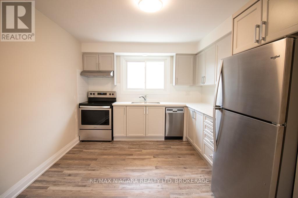 Main - 510 Queen Victoria Drive, Hamilton (Quinndale), ON - Indoor Photo Showing Kitchen With Stainless Steel Kitchen With Double Sink