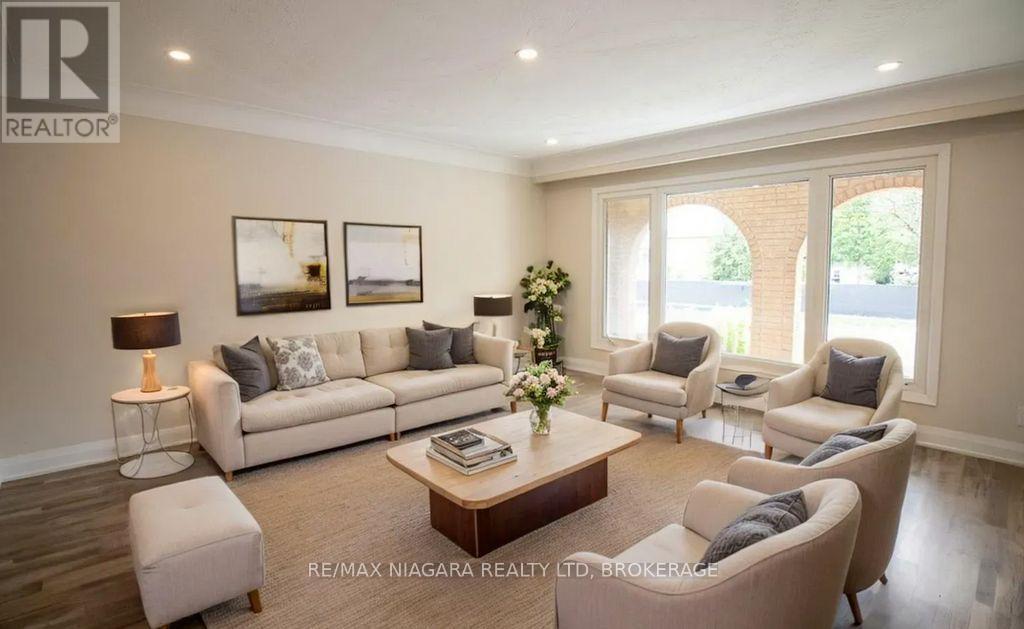 Main - 510 Queen Victoria Drive, Hamilton (Quinndale), ON - Indoor Photo Showing Living Room