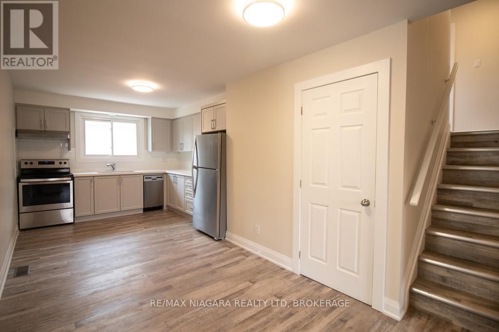Main - 510 Queen Victoria Drive, Hamilton (Quinndale), ON - Indoor Photo Showing Kitchen