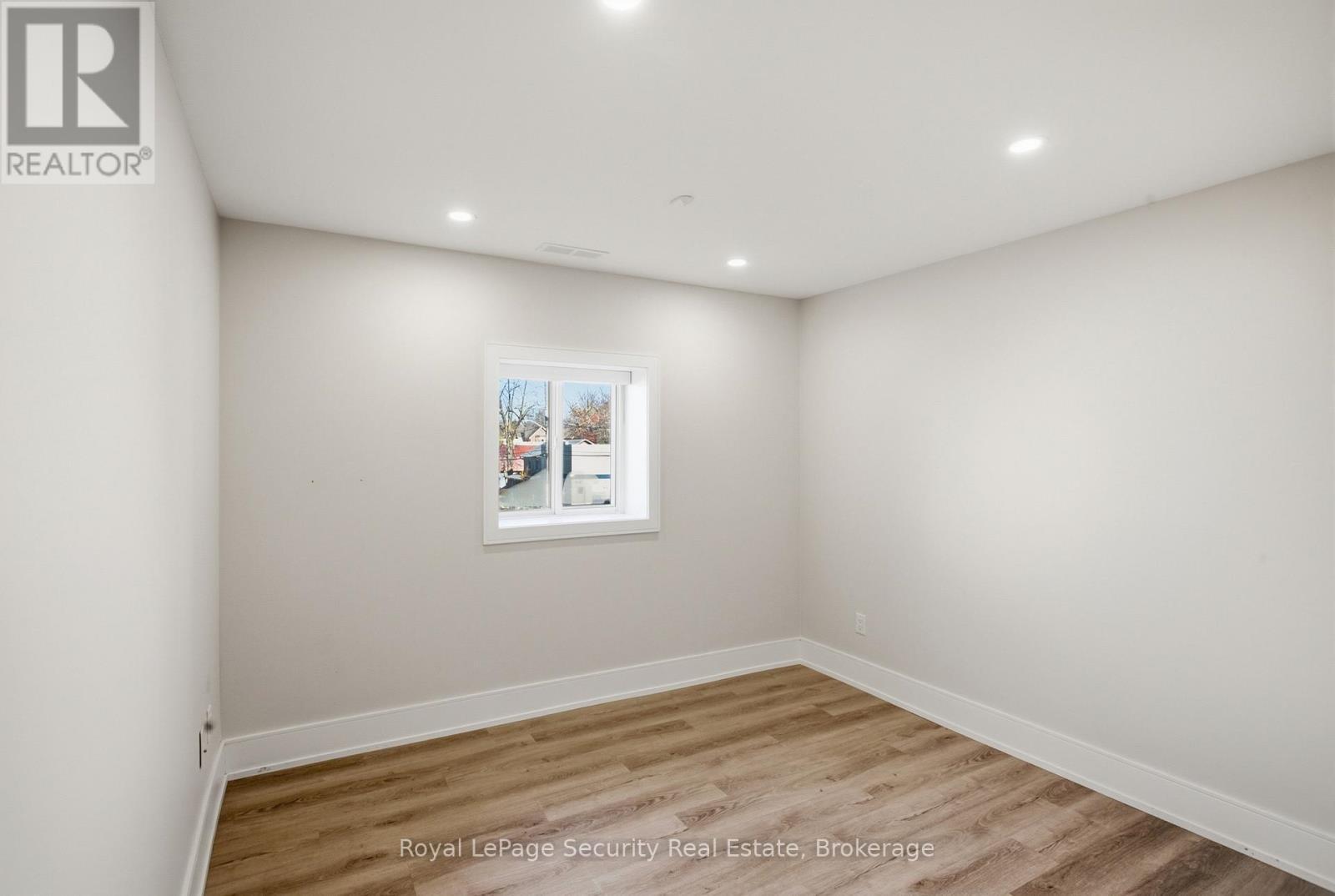 B - 185 Main Street, King, ON - Indoor Photo Showing Other Room