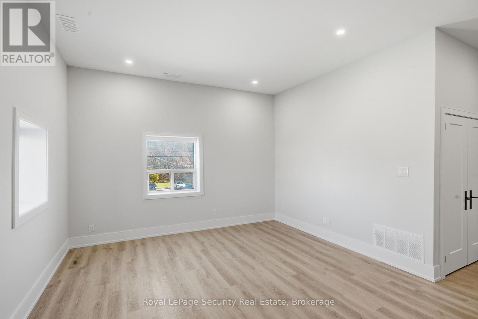 B - 185 Main Street, King, ON - Indoor Photo Showing Other Room