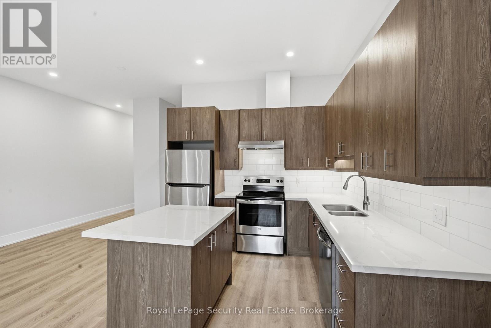 B - 185 Main Street, King, ON - Indoor Photo Showing Kitchen With Stainless Steel Kitchen With Double Sink With Upgraded Kitchen