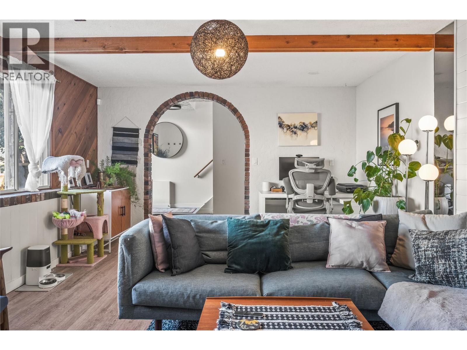 7089 Longacre Drive, Vernon, BC - Indoor Photo Showing Living Room