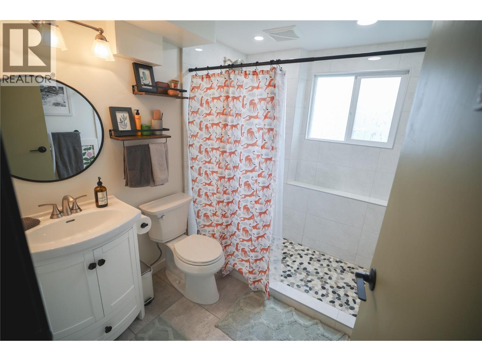 7089 Longacre Drive, Vernon, BC - Indoor Photo Showing Bathroom