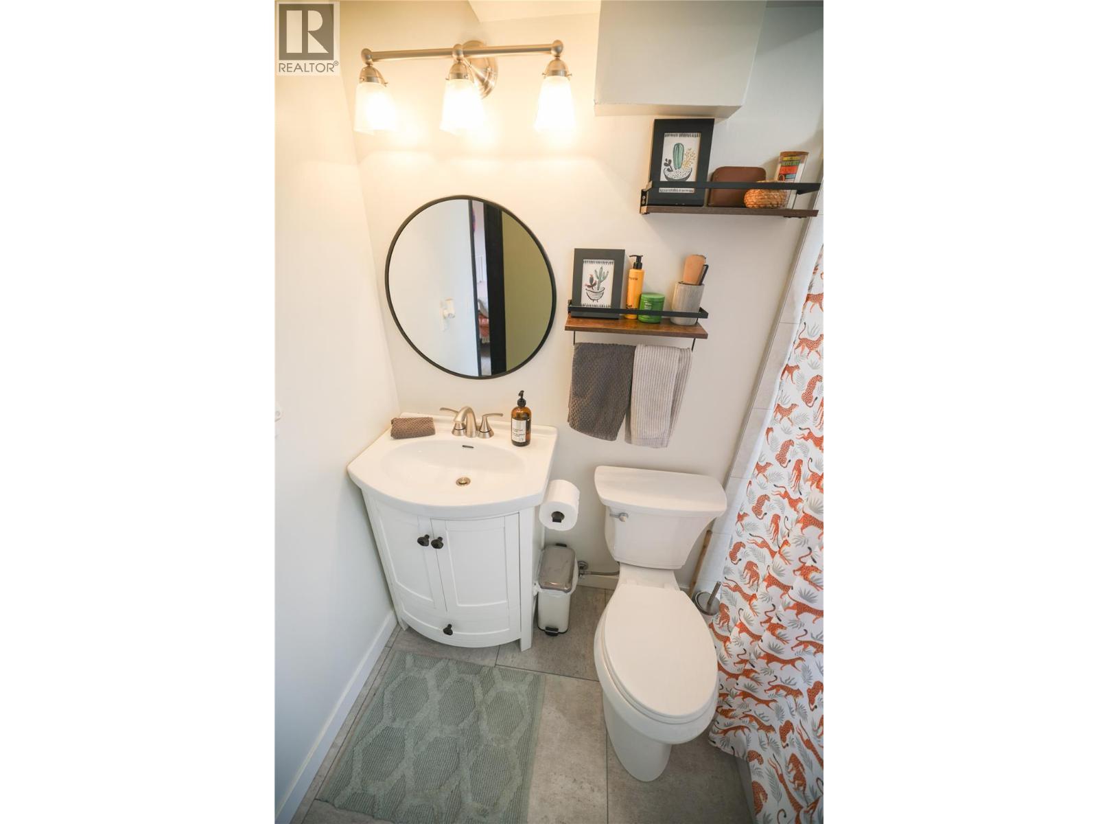 7089 Longacre Drive, Vernon, BC - Indoor Photo Showing Bathroom
