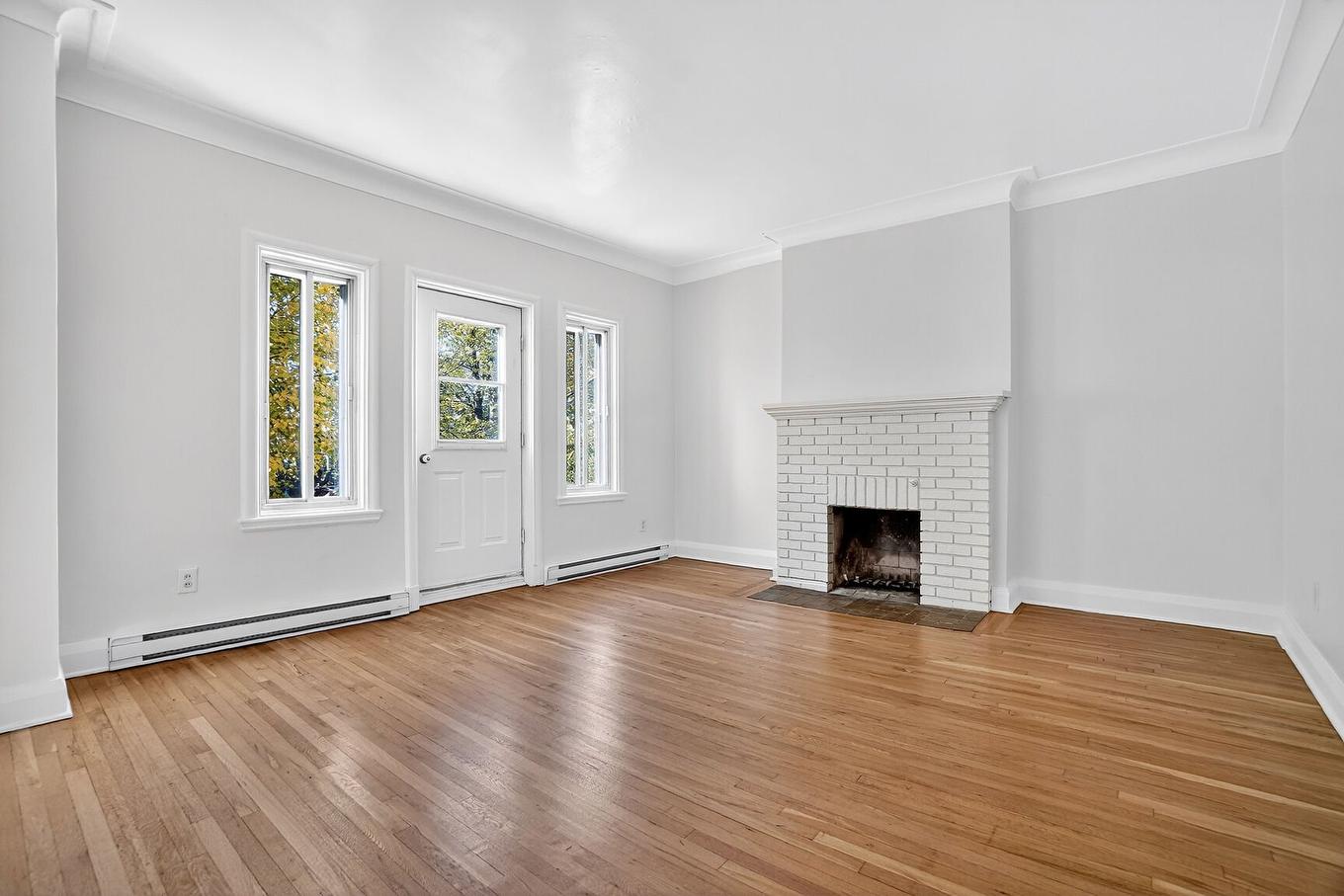 Living room - 4615 Av. Marcil, Montréal (Côte-Des-Neiges/Notre-Dame-De-Grâce), QC - Indoor With Fireplace