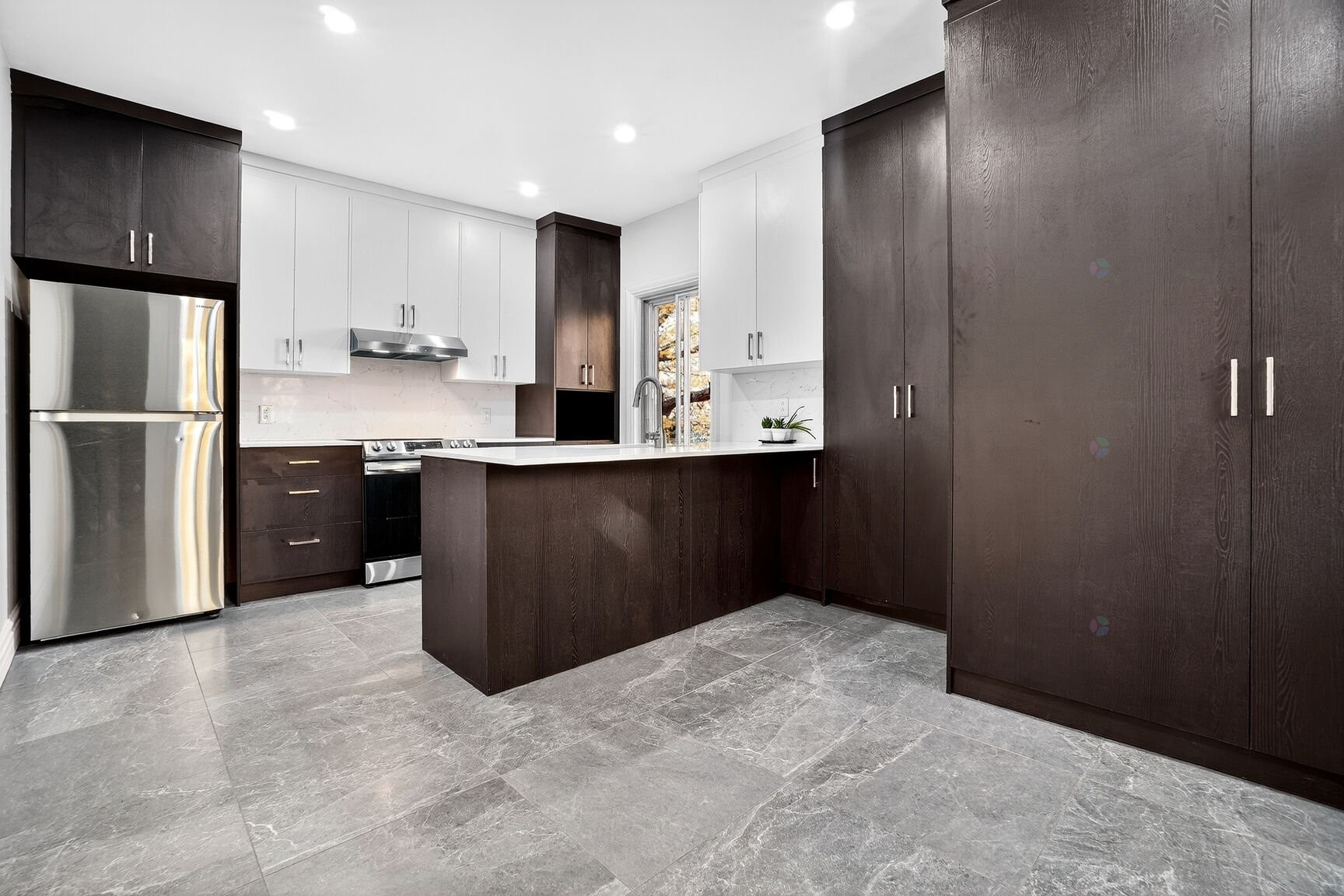 Cuisine - 4615 Av. Marcil, Montréal (Côte-Des-Neiges/Notre-Dame-De-Grâce), QC - Indoor Photo Showing Kitchen