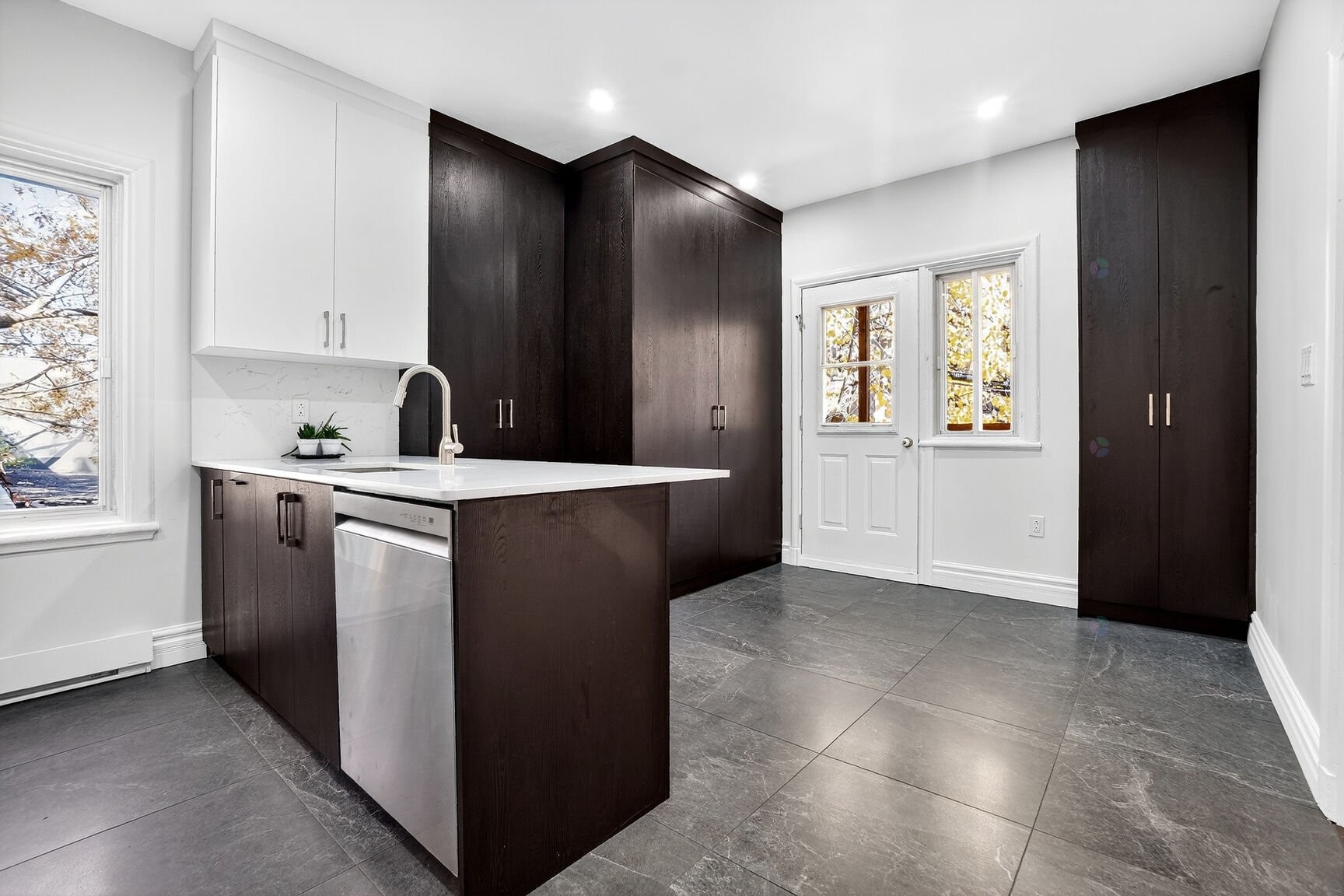 Cuisine - 4615 Av. Marcil, Montréal (Côte-Des-Neiges/Notre-Dame-De-Grâce), QC - Indoor Photo Showing Other Room