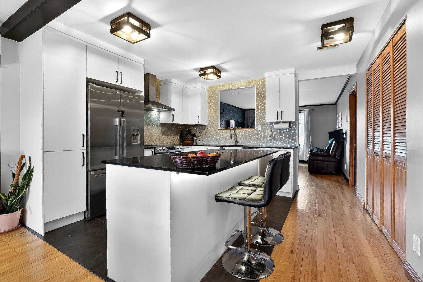 Kitchen - 3215 Rue De Mayfair, Longueuil (Saint-Hubert), QC - Indoor Photo Showing Kitchen With Upgraded Kitchen