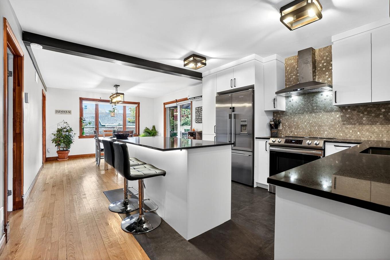 Kitchen - 3215 Rue De Mayfair, Longueuil (Saint-Hubert), QC - Indoor Photo Showing Kitchen With Upgraded Kitchen