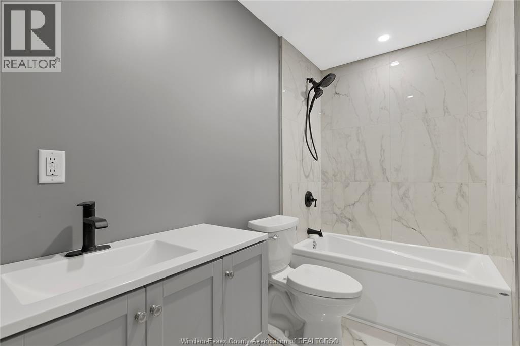 302B Kempt, Amherstburg, ON - Indoor Photo Showing Bathroom
