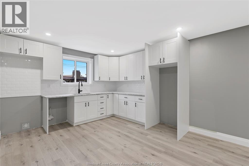 302B Kempt, Amherstburg, ON - Indoor Photo Showing Kitchen