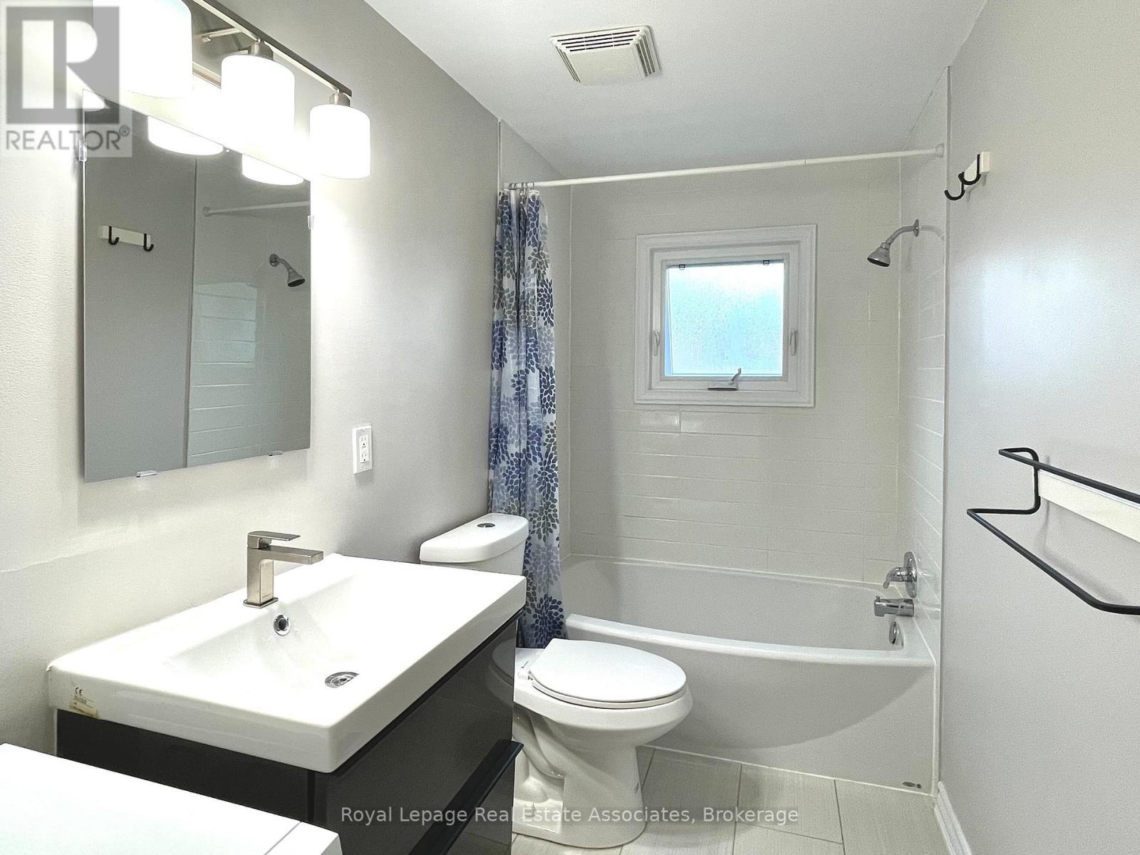 2081B Snow Crescent, Mississauga, ON - Indoor Photo Showing Bathroom