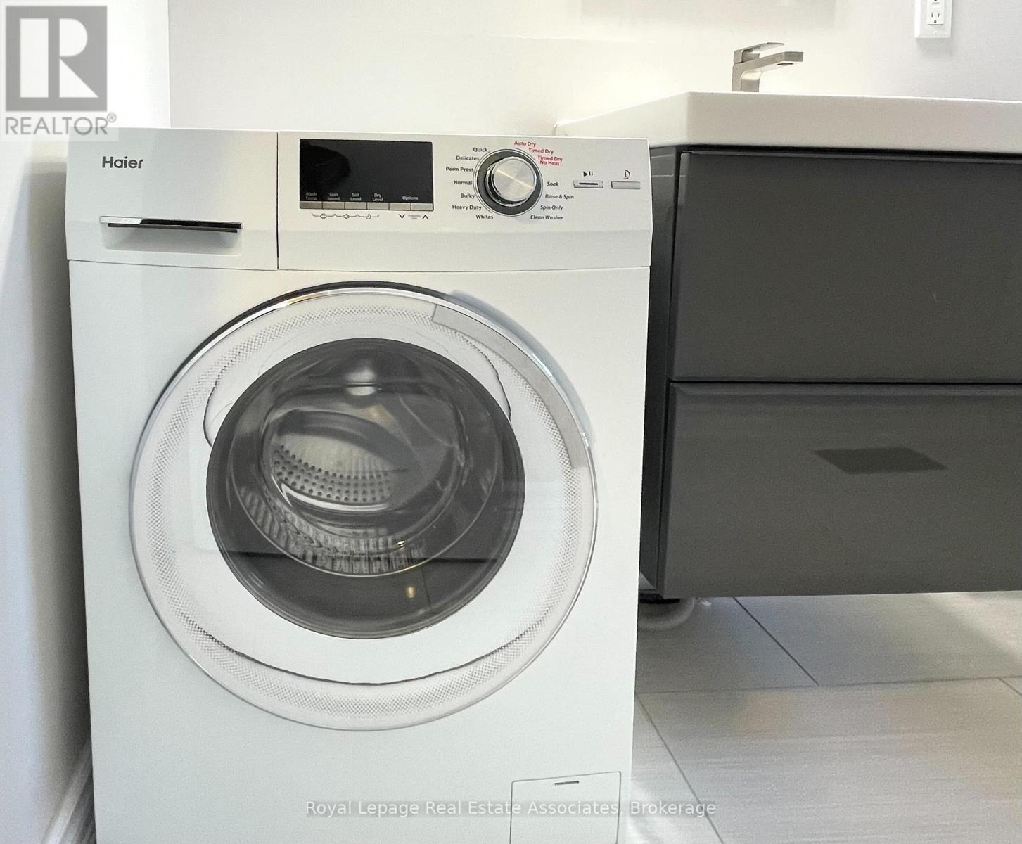 2081B Snow Crescent, Mississauga, ON - Indoor Photo Showing Laundry Room