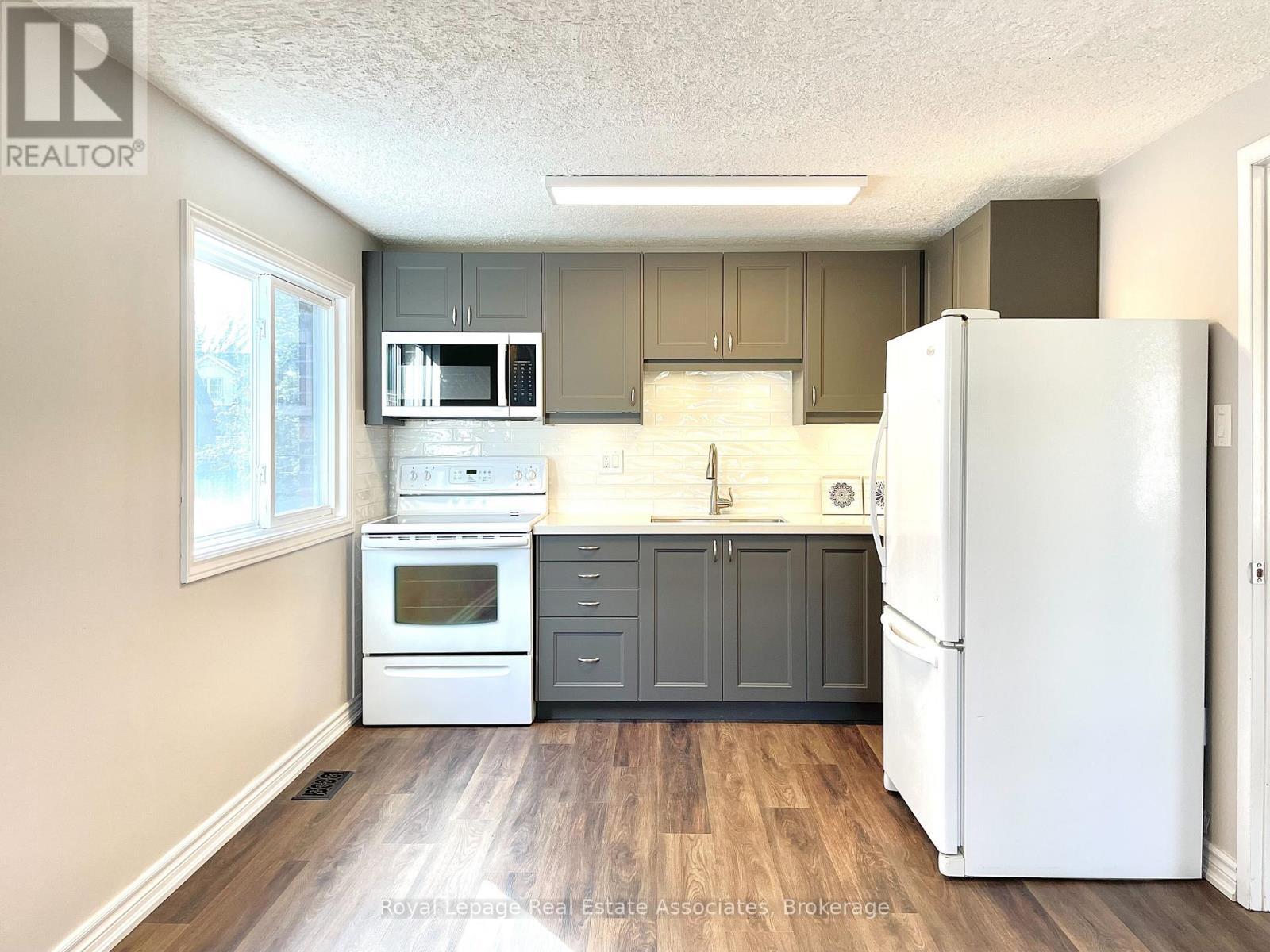 2081B Snow Crescent, Mississauga, ON - Indoor Photo Showing Kitchen