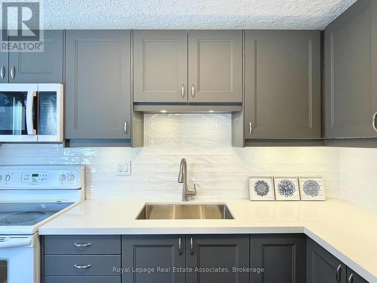 2081B Snow Crescent, Mississauga, ON - Indoor Photo Showing Kitchen