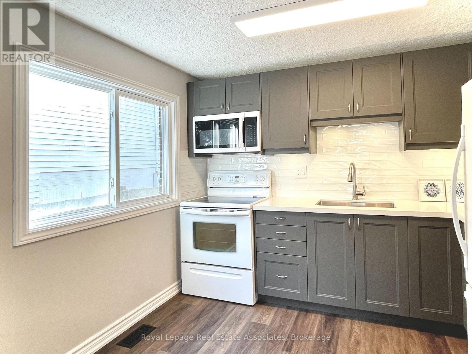 2081B Snow Crescent, Mississauga, ON - Indoor Photo Showing Kitchen