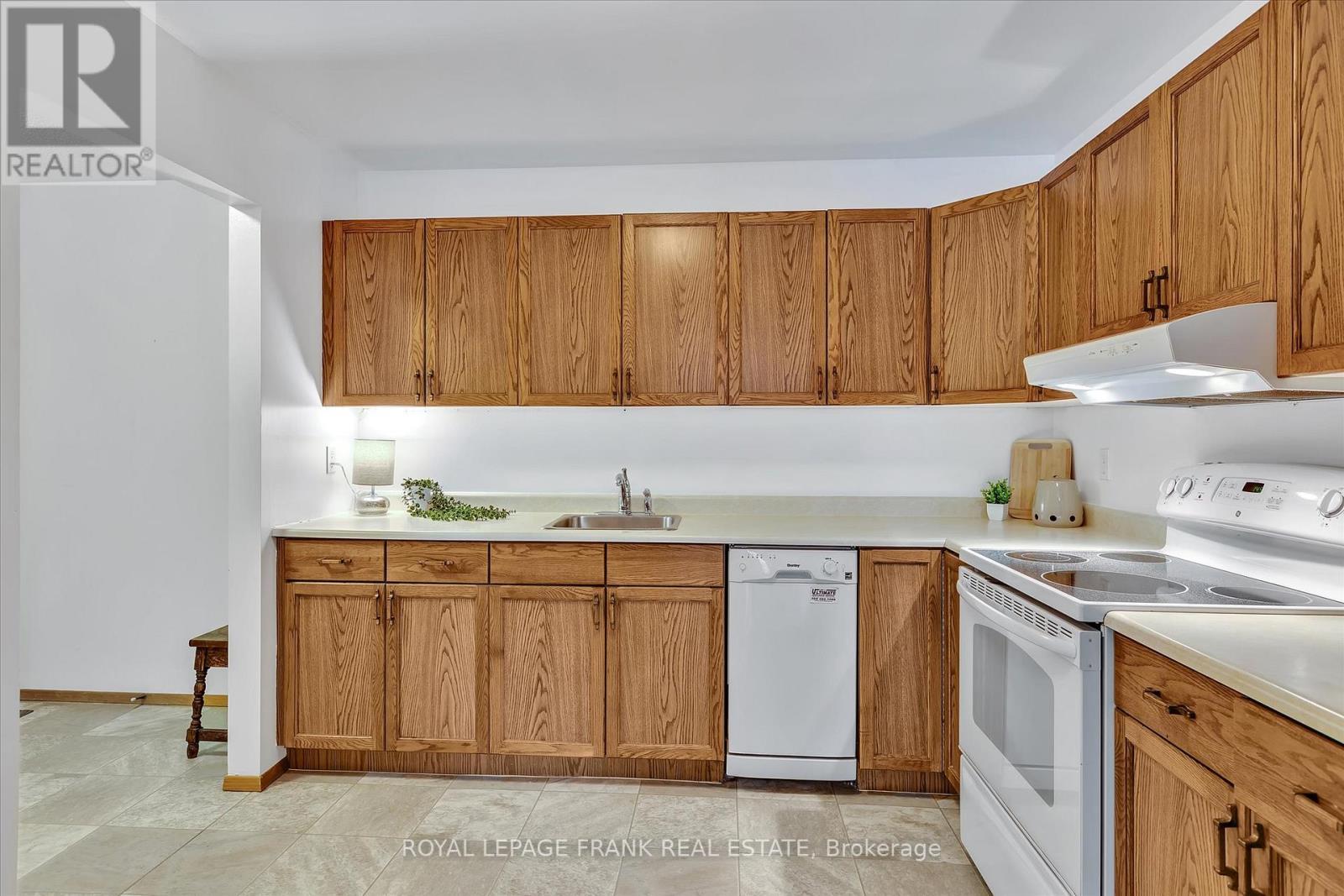 201 - 2406 Mountland Drive, Peterborough (Monaghan Ward 2), ON - Indoor Photo Showing Kitchen