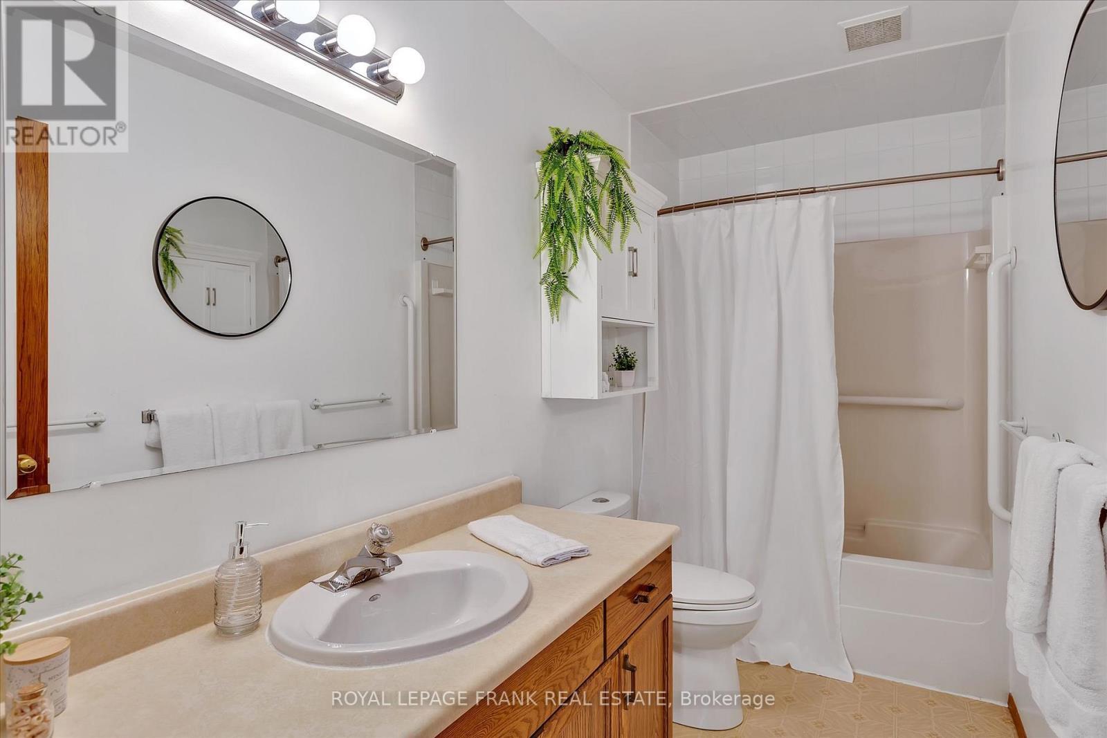 201 - 2406 Mountland Drive, Peterborough (Monaghan Ward 2), ON - Indoor Photo Showing Bathroom