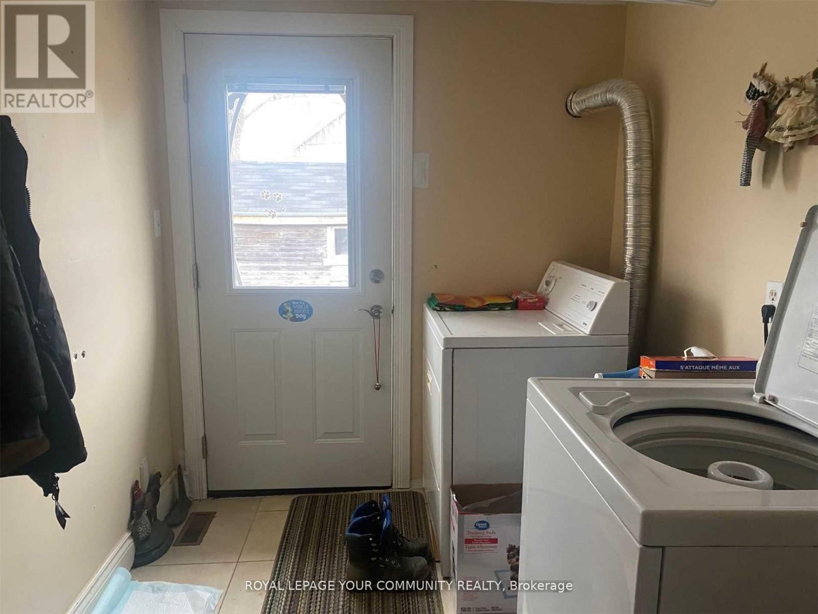 71 High Street, Georgina, ON - Indoor Photo Showing Laundry Room