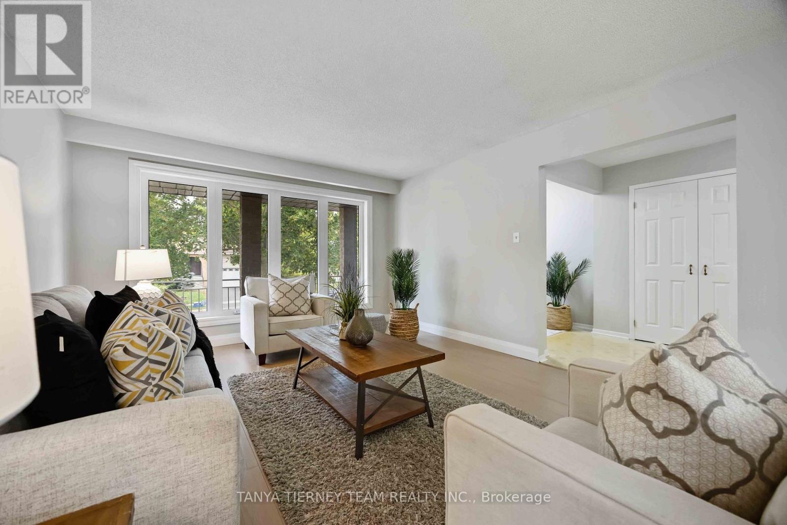 54 Chester Crescent, Scugog, ON - Indoor Photo Showing Living Room
