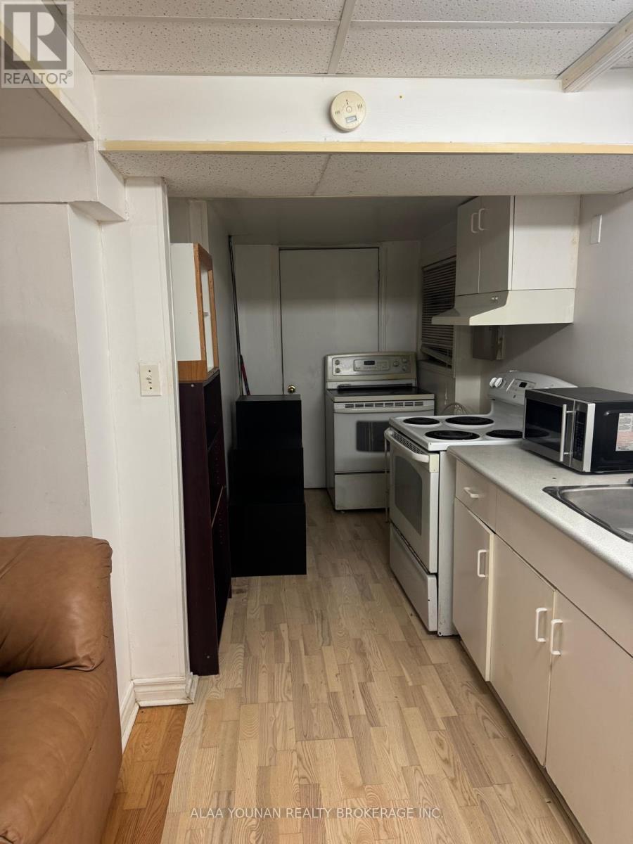62 Weather Vane Line, Brampton, ON - Indoor Photo Showing Kitchen