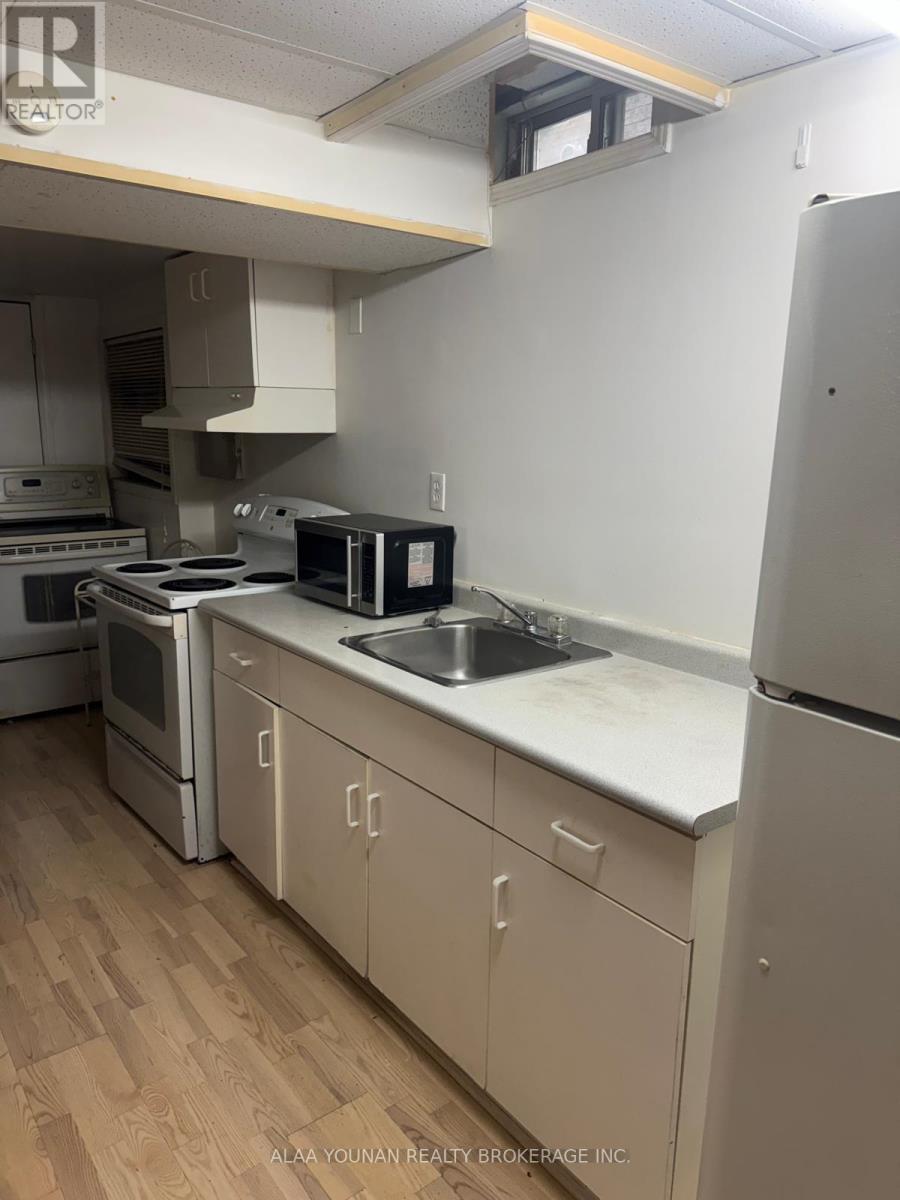 62 Weather Vane Line, Brampton, ON - Indoor Photo Showing Kitchen