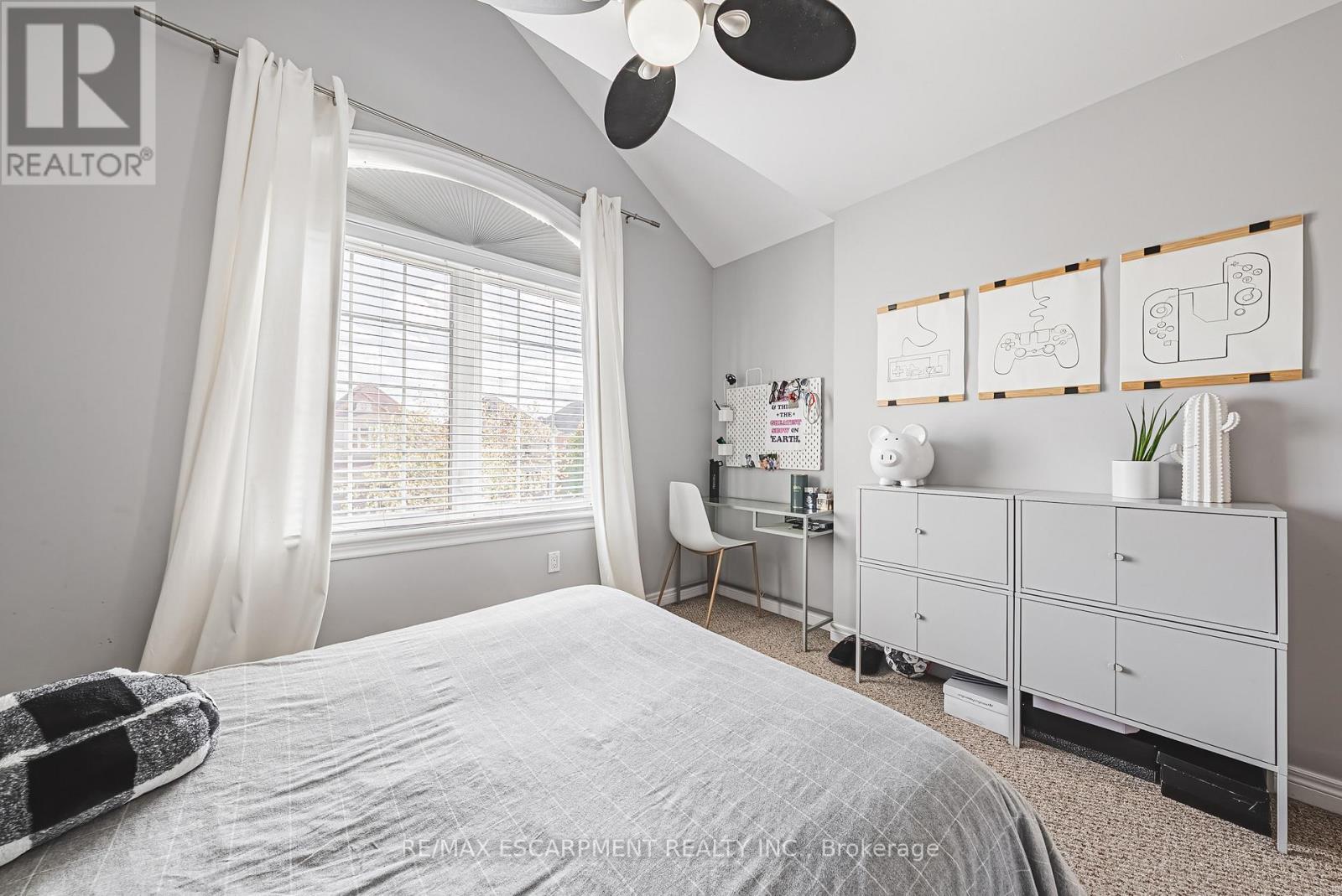 8 Matteo Trail, Hamilton, ON - Indoor Photo Showing Bedroom