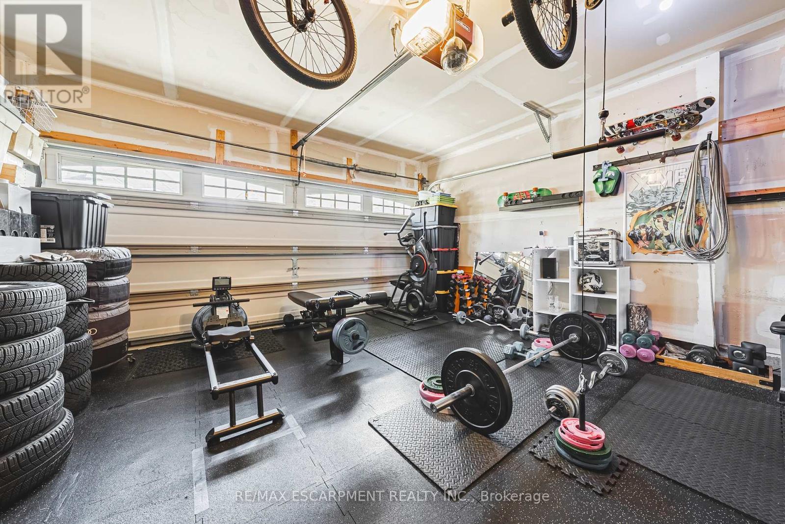 8 Matteo Trail, Hamilton, ON - Indoor Photo Showing Garage