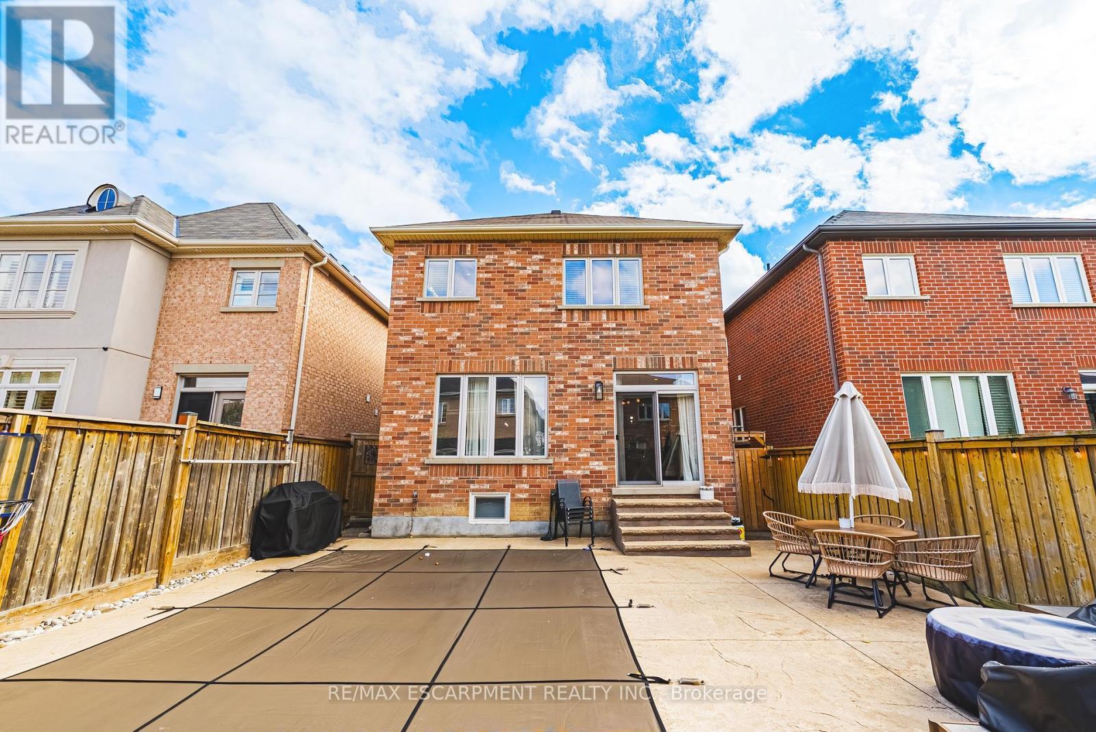 8 Matteo Trail, Hamilton, ON - Outdoor