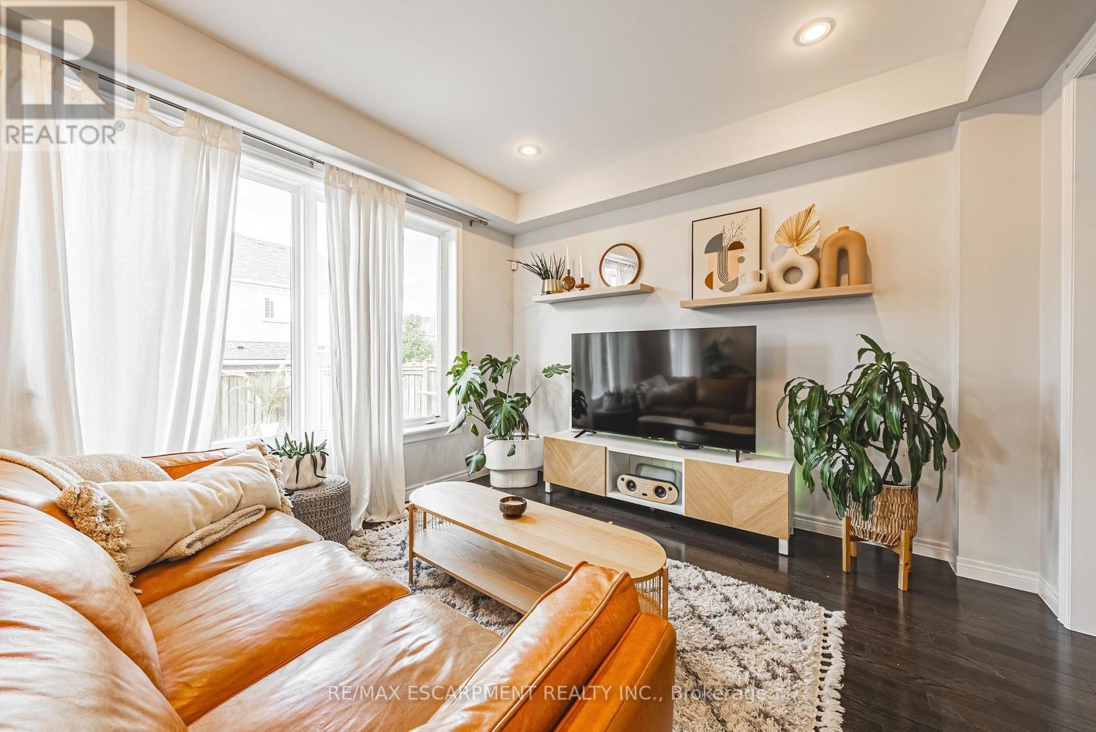 8 Matteo Trail, Hamilton, ON - Indoor Photo Showing Living Room