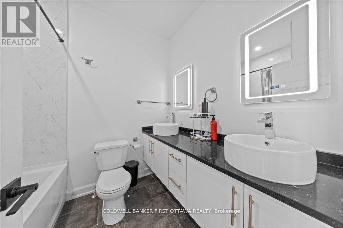 560 Queen Mary Street, Ottawa, ON - Indoor Photo Showing Bathroom
