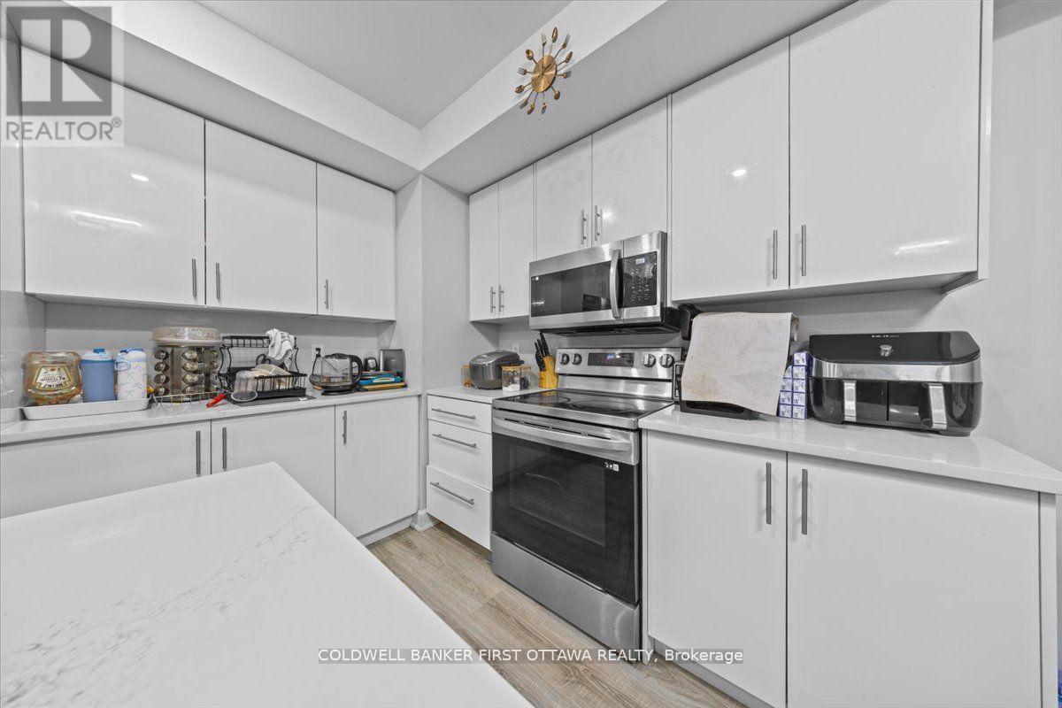 560 Queen Mary Street, Ottawa, ON - Indoor Photo Showing Kitchen