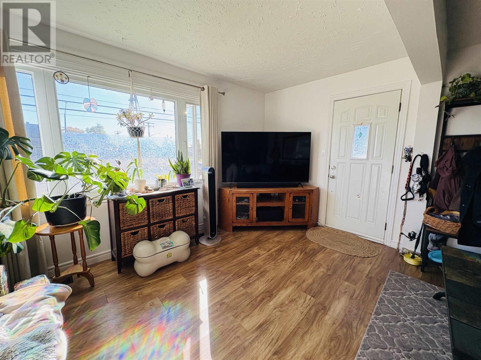 128 Second Lin W, Sault Ste. Marie, ON - Indoor Photo Showing Living Room