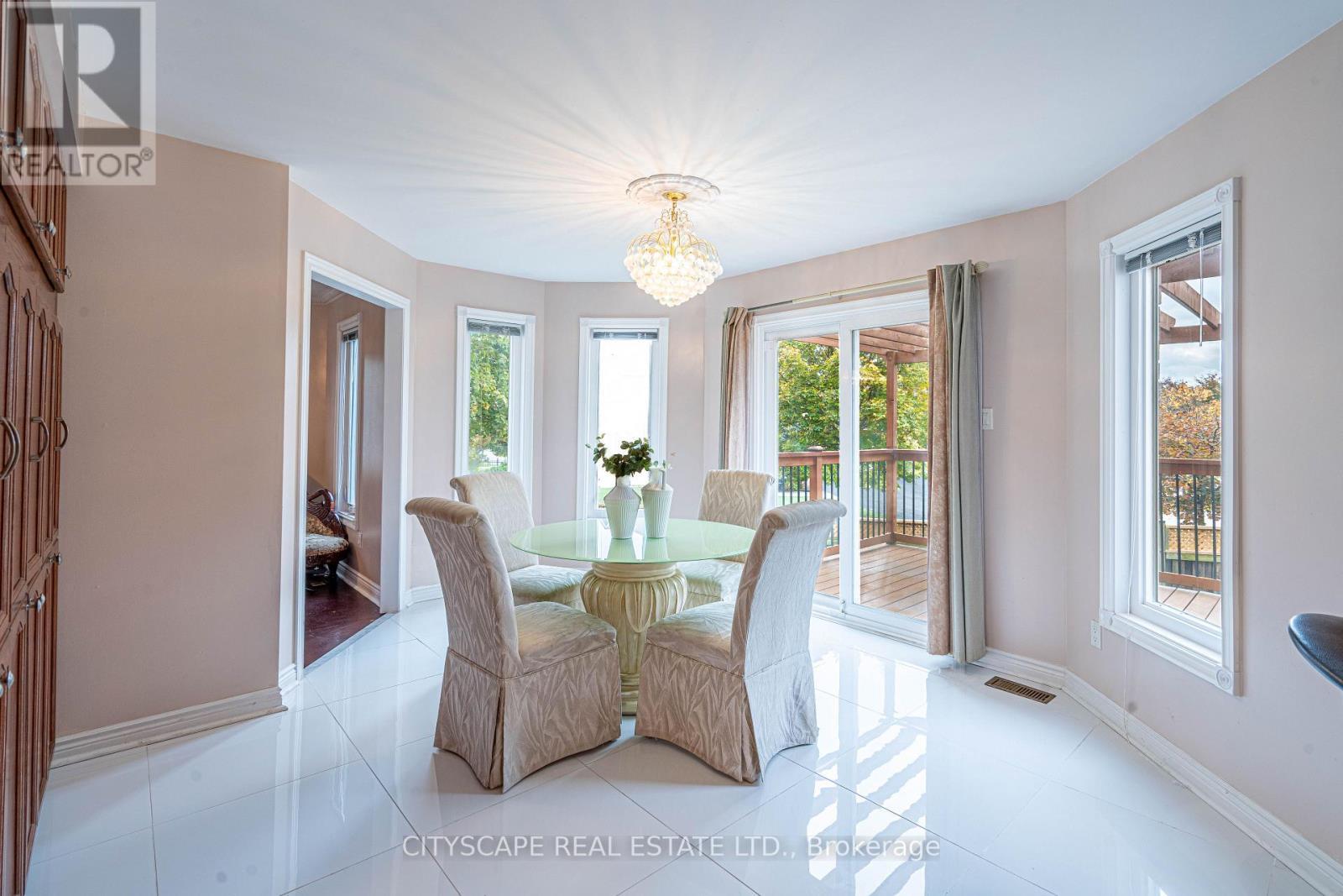 3721 Trelawny Circle, Mississauga, ON - Indoor Photo Showing Dining Room