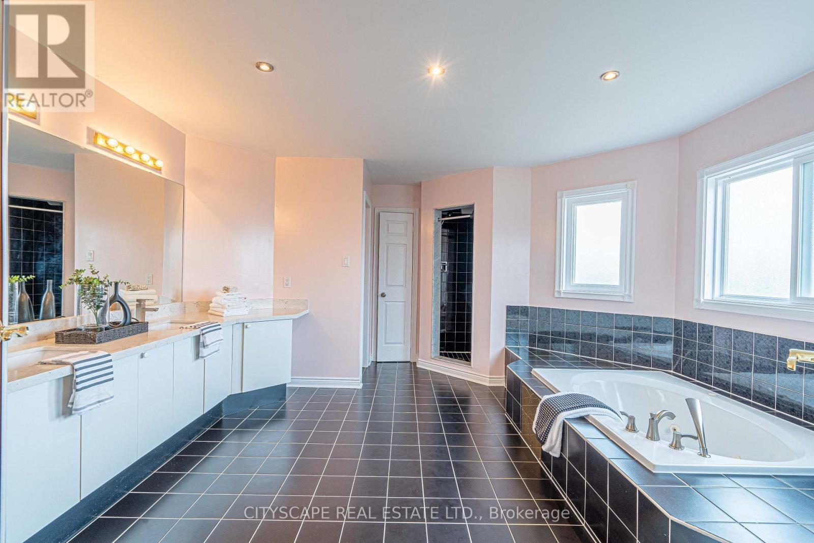 3721 Trelawny Circle, Mississauga, ON - Indoor Photo Showing Bathroom