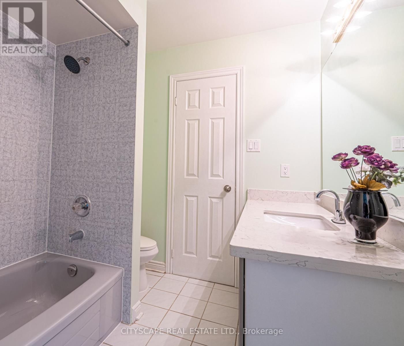 3721 Trelawny Circle, Mississauga, ON - Indoor Photo Showing Bathroom