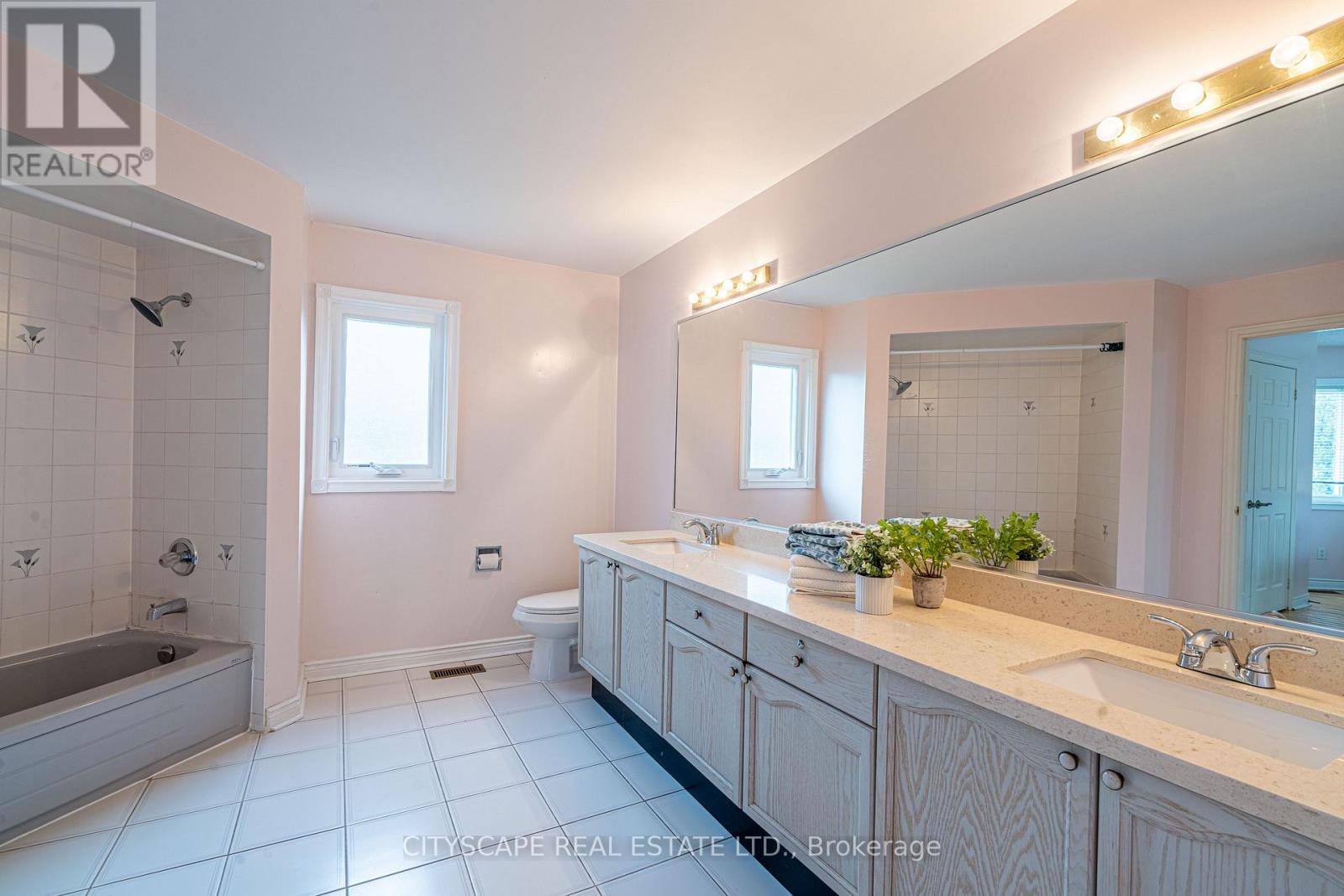 3721 Trelawny Circle, Mississauga, ON - Indoor Photo Showing Bathroom