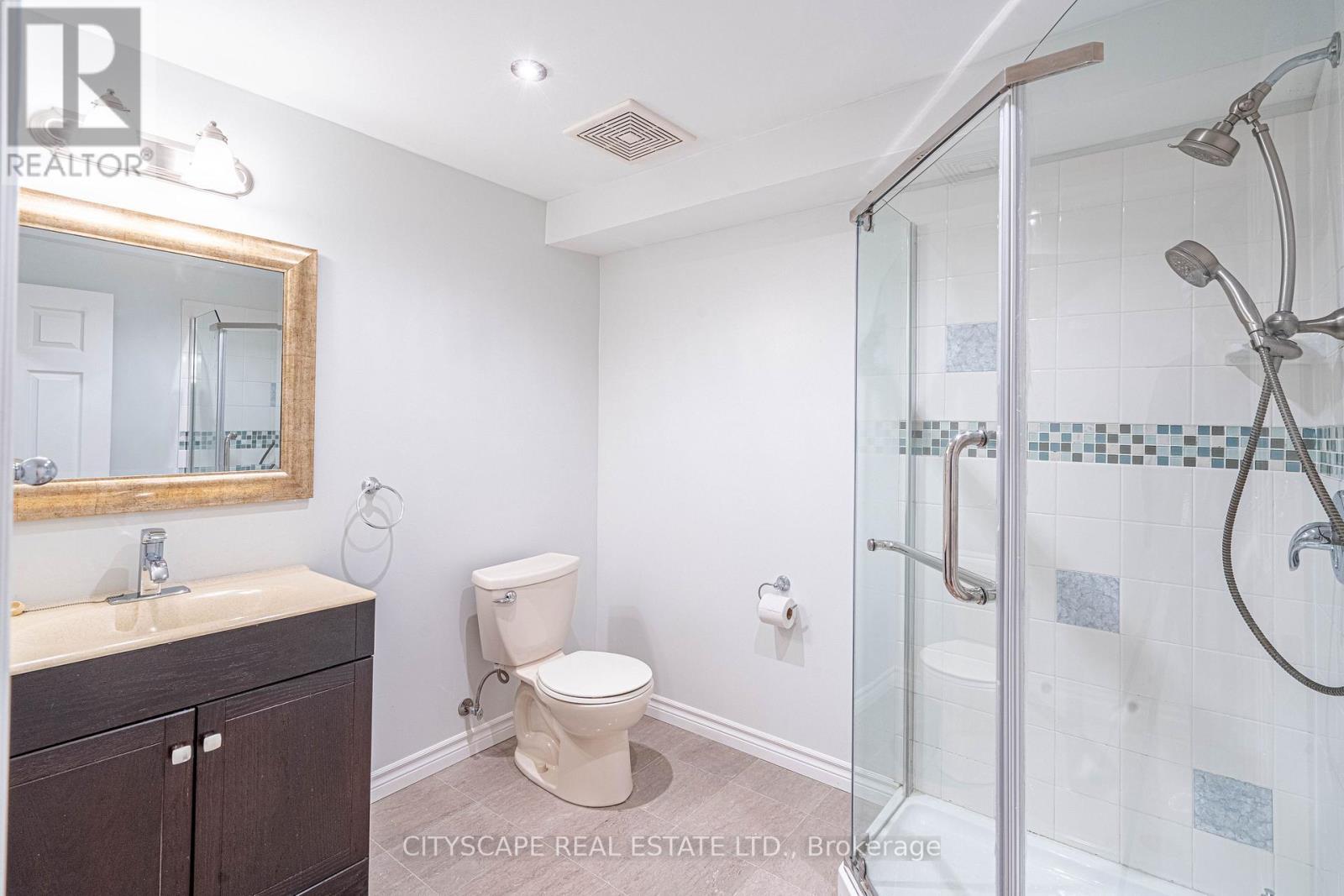 3721 Trelawny Circle, Mississauga, ON - Indoor Photo Showing Bathroom