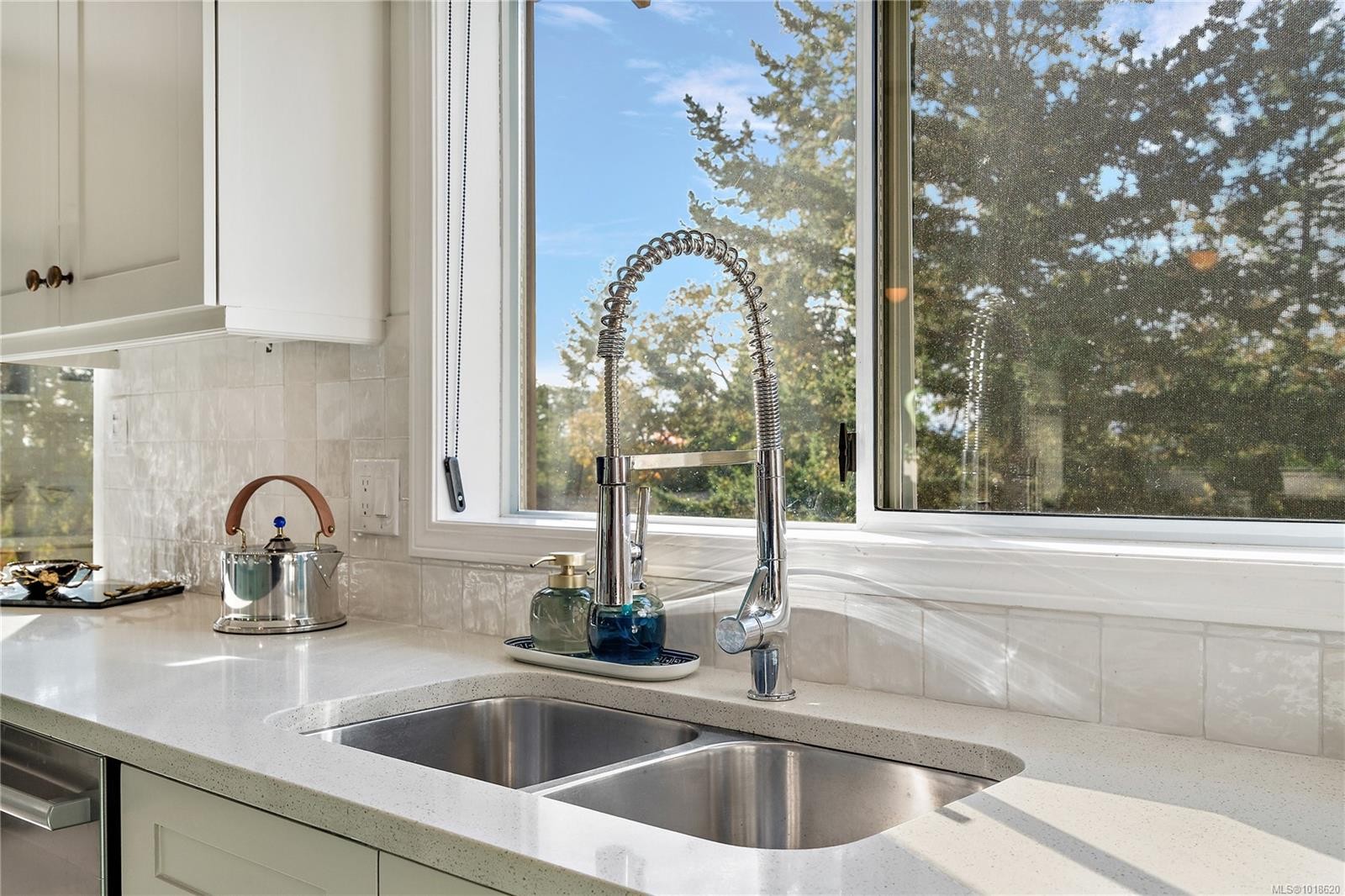 21-909 Carolwood Dr, Saanich, BC