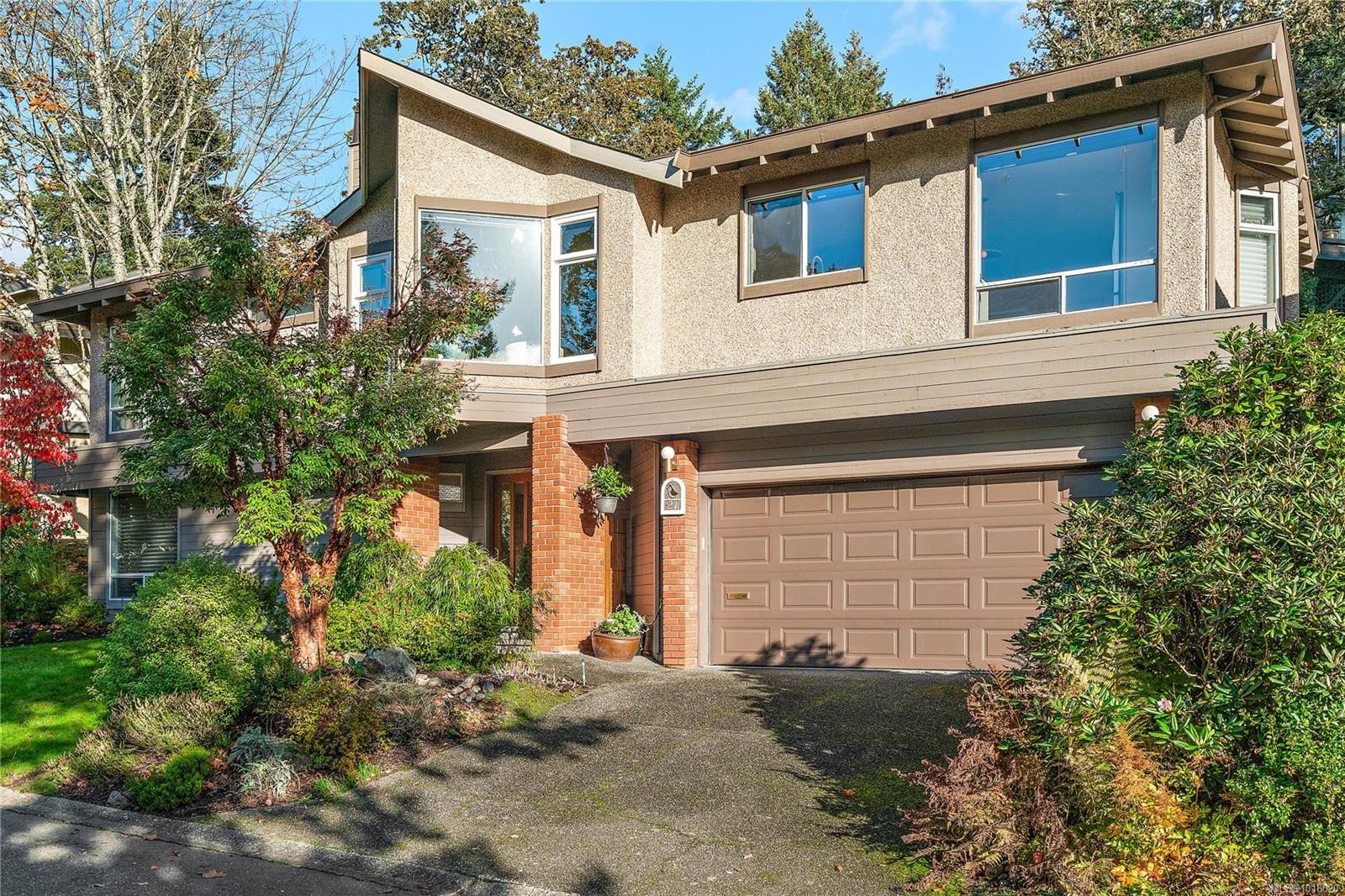 21-909 Carolwood Dr, Saanich, BC