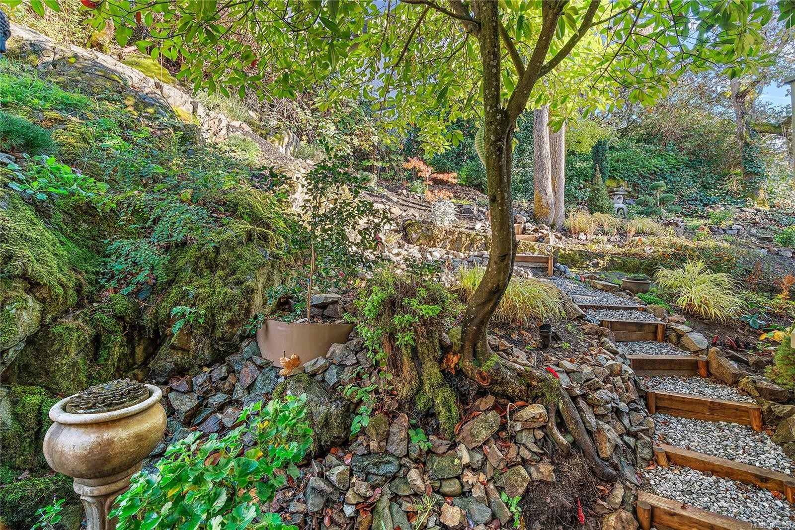 21-909 Carolwood Dr, Saanich, BC