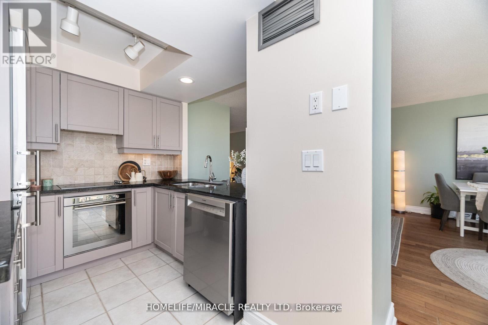 #1701 - 50 Eglinton Ave W, Mississauga, ON - Indoor Photo Showing Kitchen