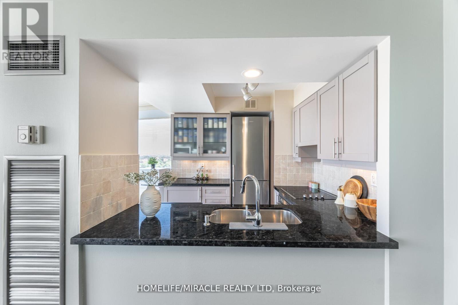 #1701 - 50 Eglinton Ave W, Mississauga, ON - Indoor Photo Showing Kitchen