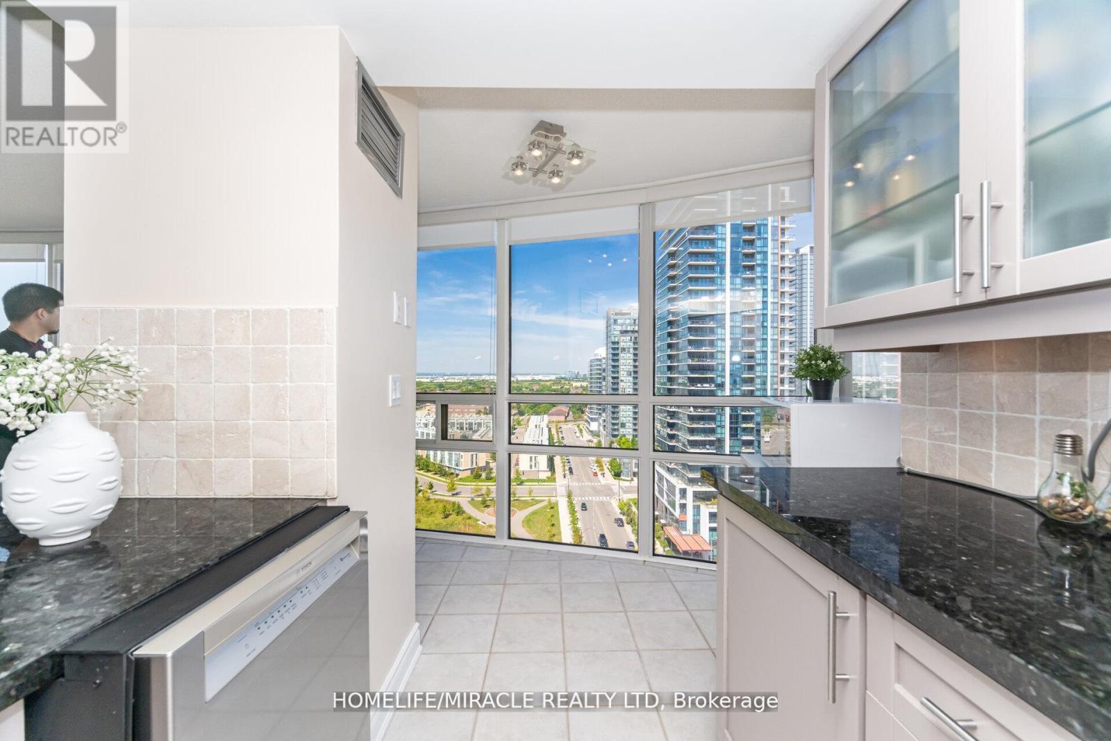 #1701 - 50 Eglinton Ave W, Mississauga, ON - Indoor Photo Showing Kitchen