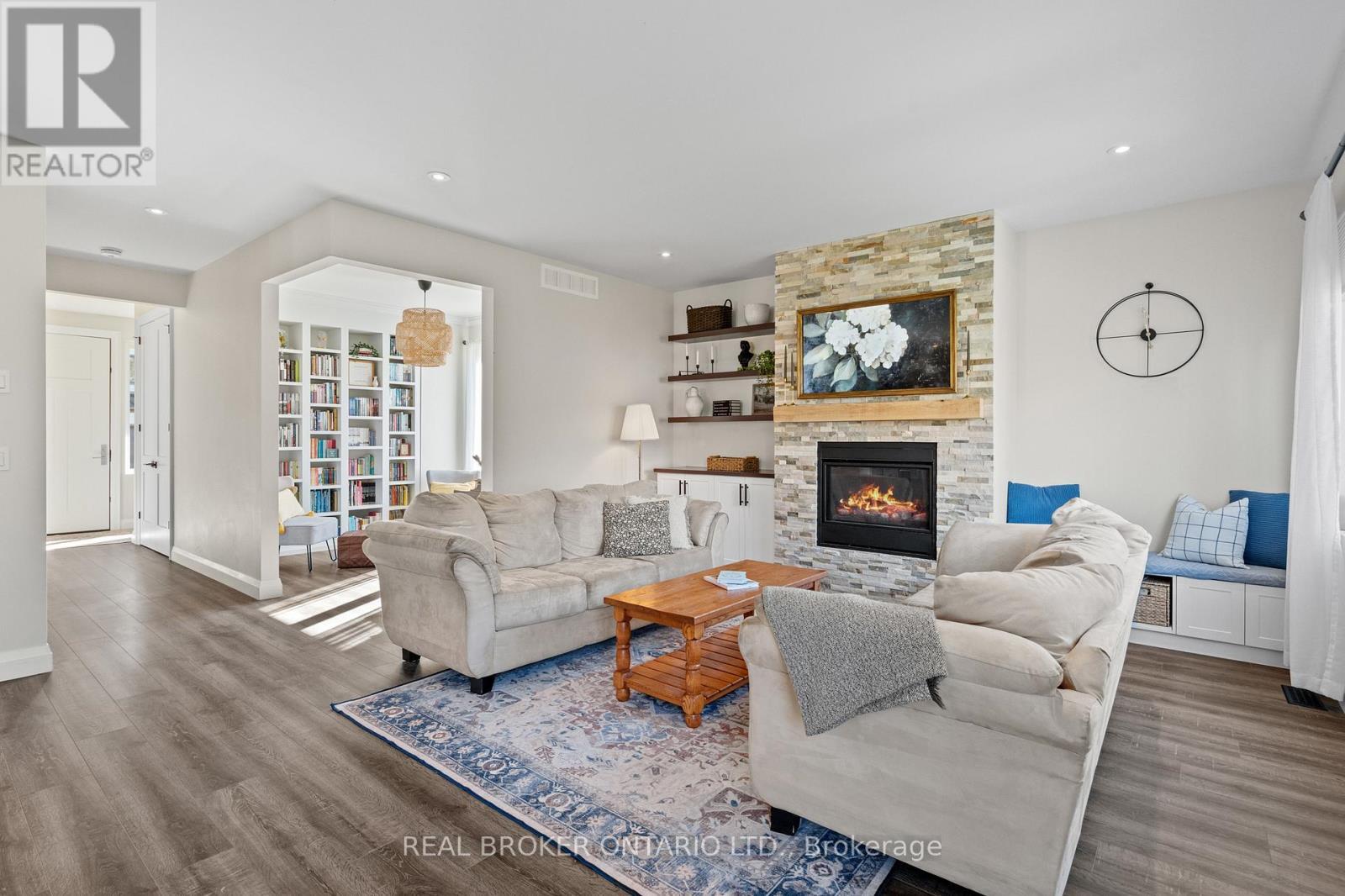 92 Ivy Crescent, Thorold (Confederation Heights), ON - Indoor Photo Showing Living Room With Fireplace