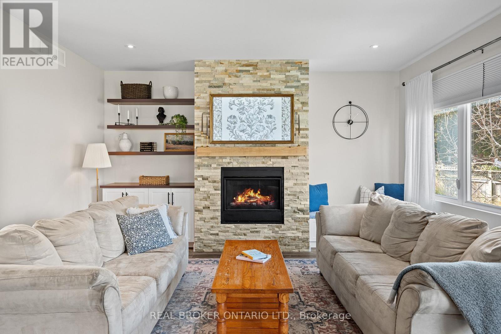92 Ivy Crescent, Thorold (Confederation Heights), ON - Indoor Photo Showing Living Room With Fireplace