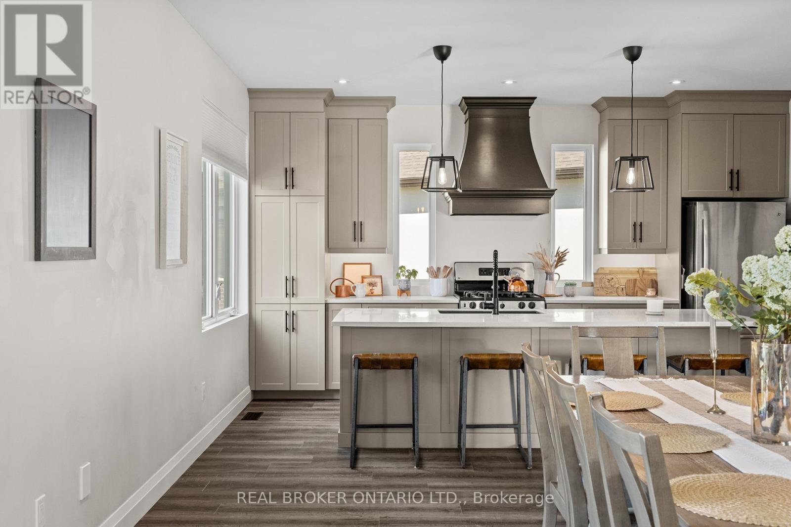 92 Ivy Crescent, Thorold (Confederation Heights), ON - Indoor Photo Showing Kitchen With Upgraded Kitchen