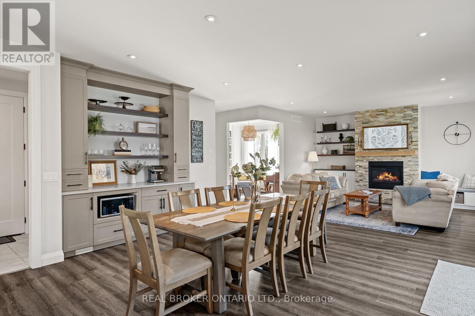 92 Ivy Crescent, Thorold (Confederation Heights), ON - Indoor Photo Showing Dining Room With Fireplace