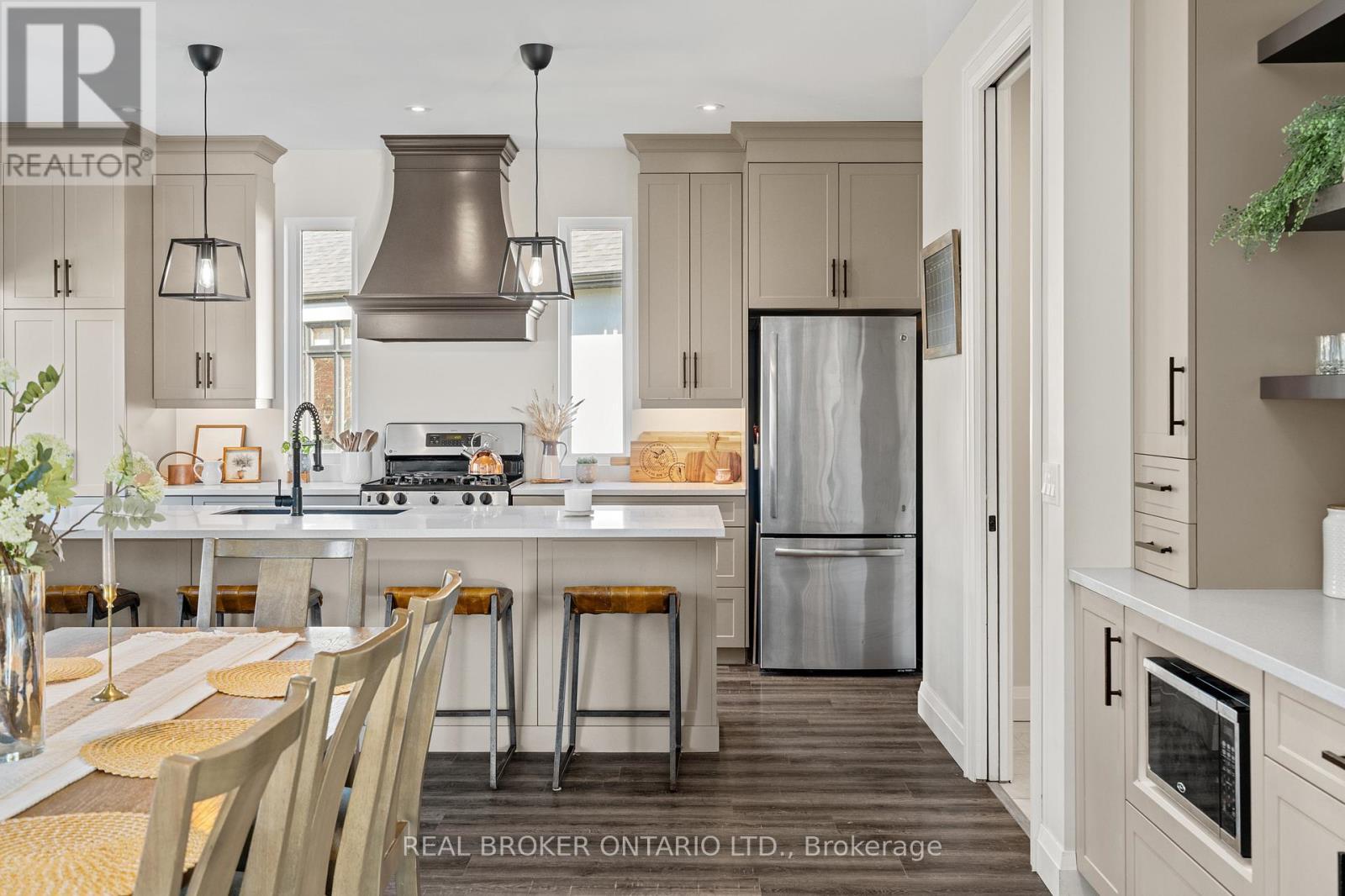 92 Ivy Crescent, Thorold (Confederation Heights), ON - Indoor Photo Showing Kitchen With Stainless Steel Kitchen With Upgraded Kitchen
